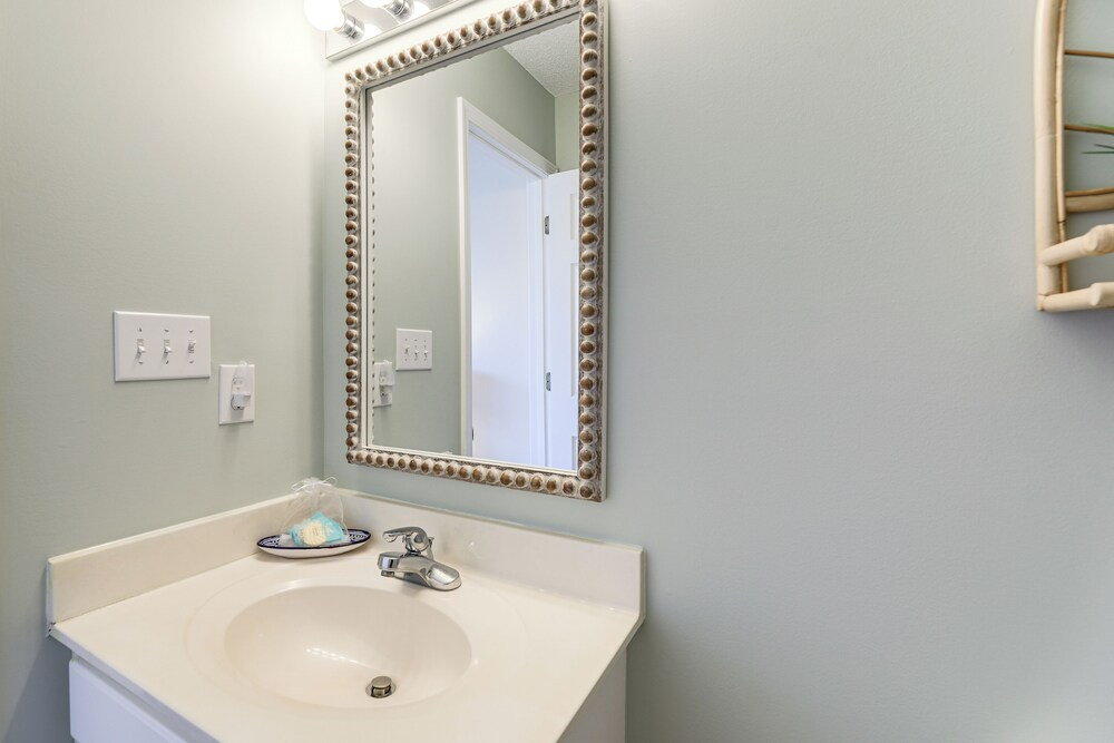 Well-equipped Emerald Isle Townhome: Pets Welcome!
