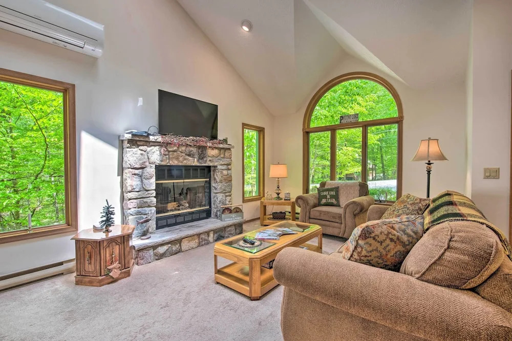 Deck & Resort Amenities: Pocono Lake Home