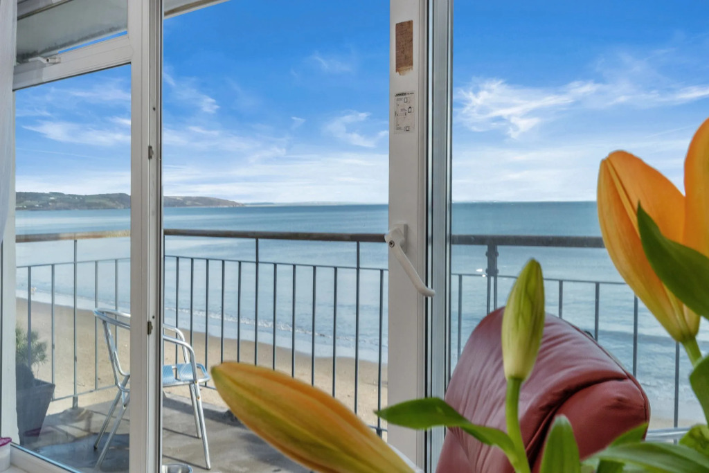On The Beach - Direct Beach Access Sea Views