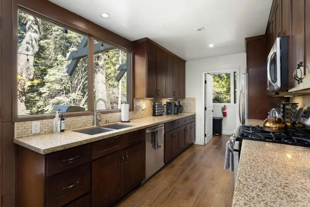 Snowflower Cabin Modern Luxe, 2 Level, 1500 sqft, AC, View, Dogs, Walk to Village