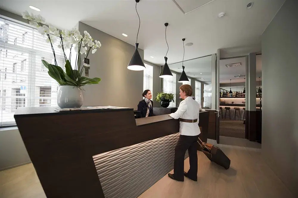 Square Hotel