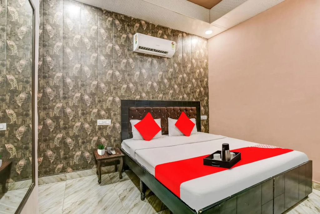 OYO Flagship 70340 Hotel Colour
