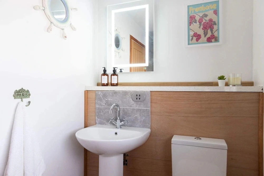 Stylish One Bed Annexe Near Marina and Beaches