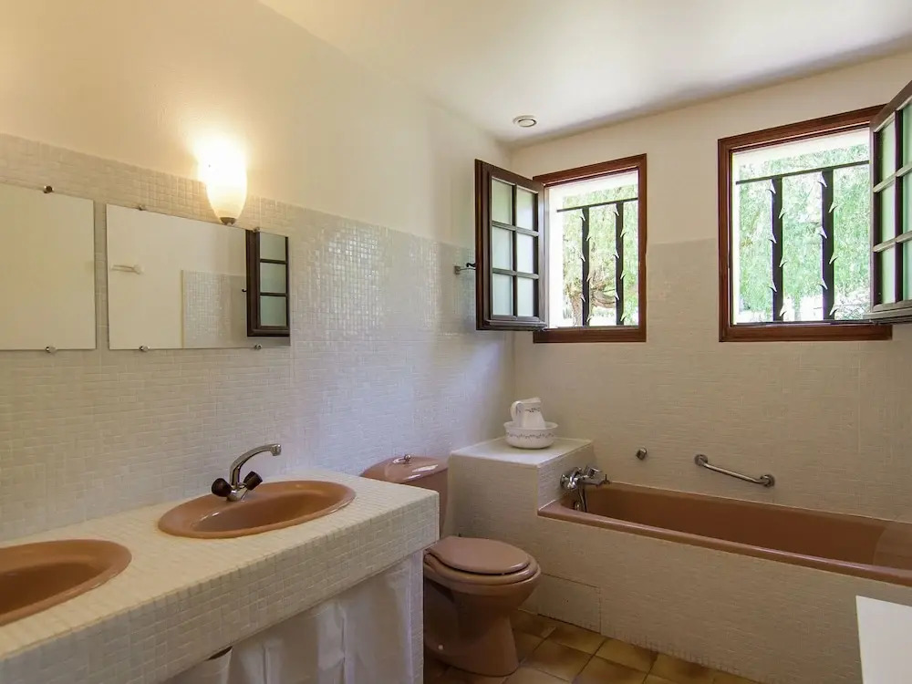 Cottage With Porch, Large Private Pool and Spacious Garden