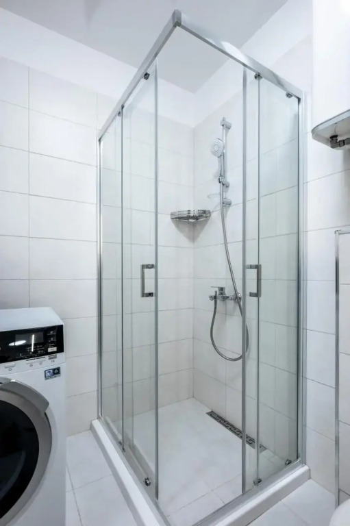 New Stylish 1-bedroom Flat in Business District