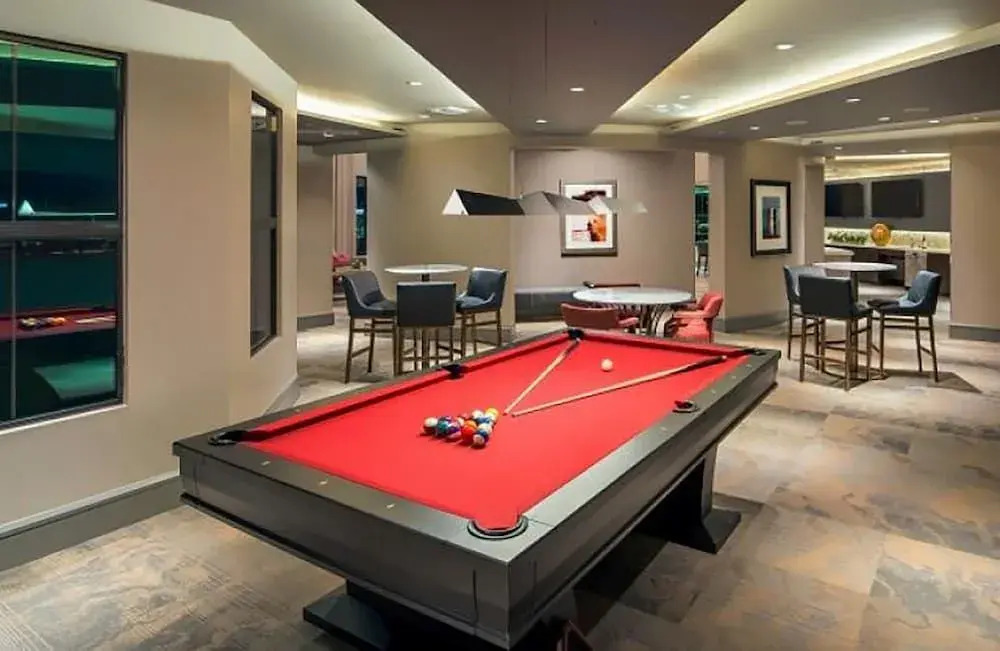 Rooftop Pool, Views, Close to Shops & Dining C4427