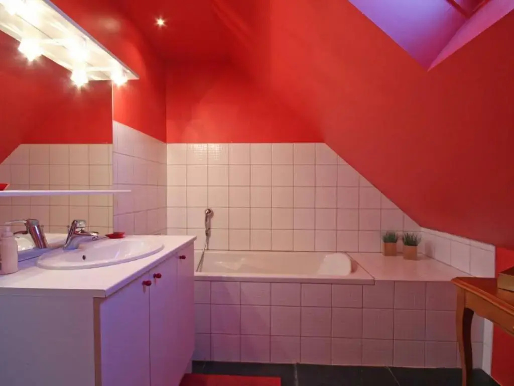 Maison Spacieuse avec Piscine Couverte et Wifi à Laleu - FR-1-497-46