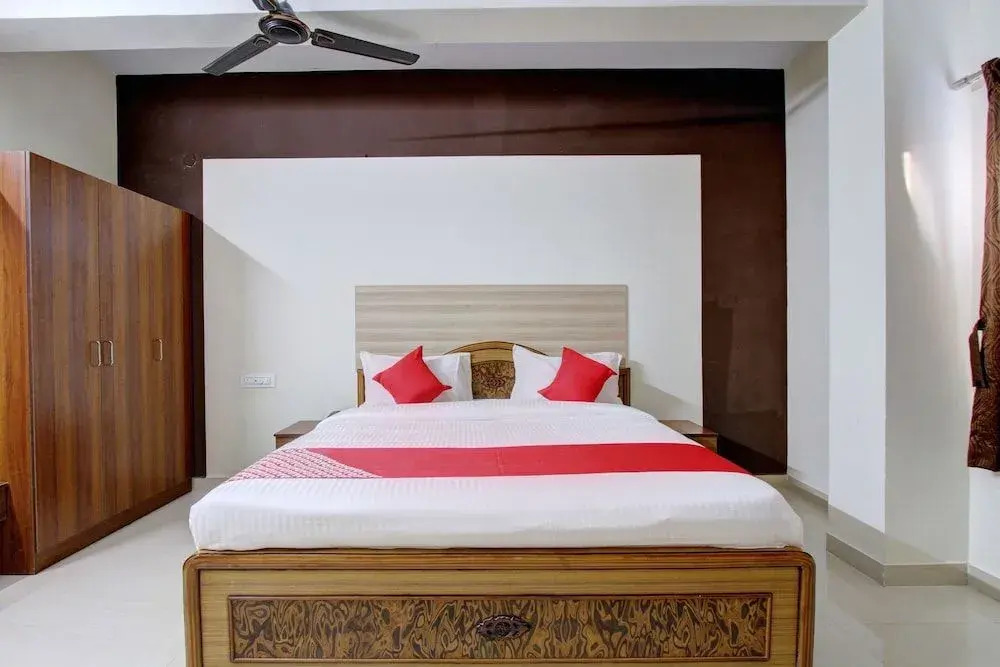 Oyo 44203 Sri Manis Residency