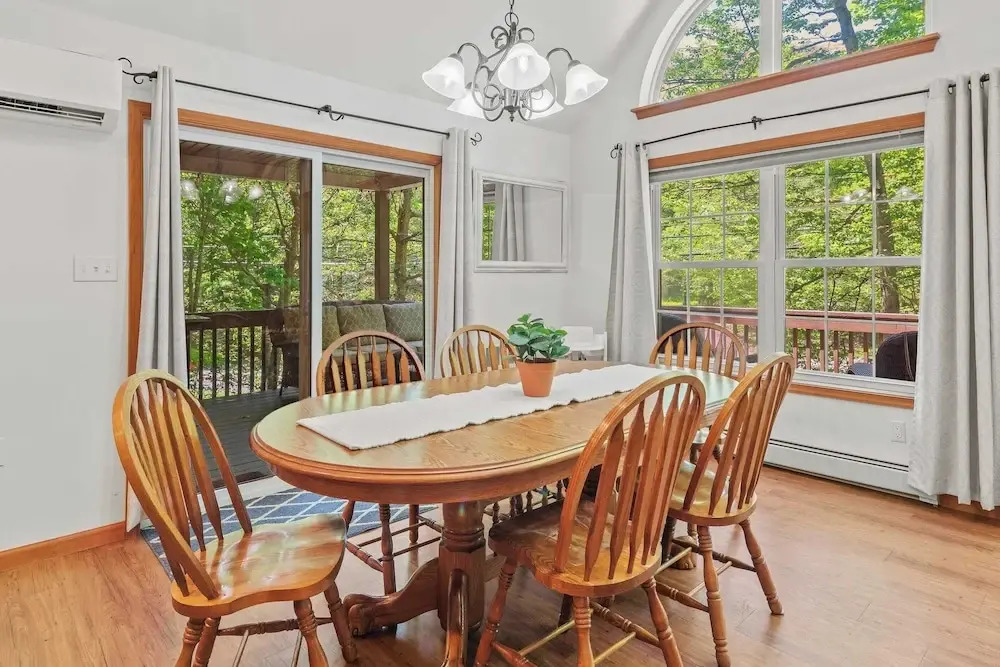 Lake + Pool Access, Game Room, Firepit, Deck Tawny and Peaceful by Avantstay