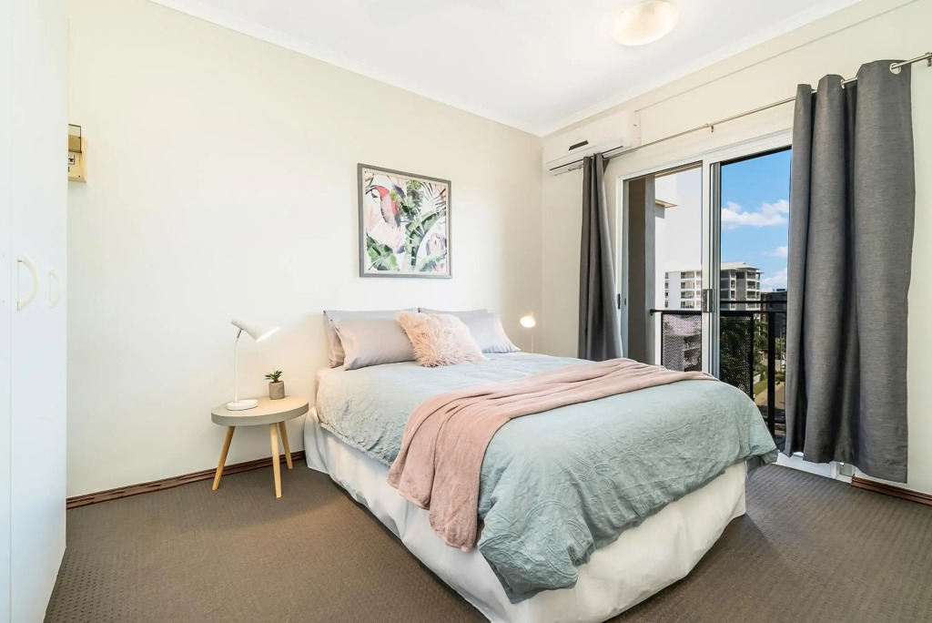 Huge CBD Top Floor Apartment with Breath Taking Views!