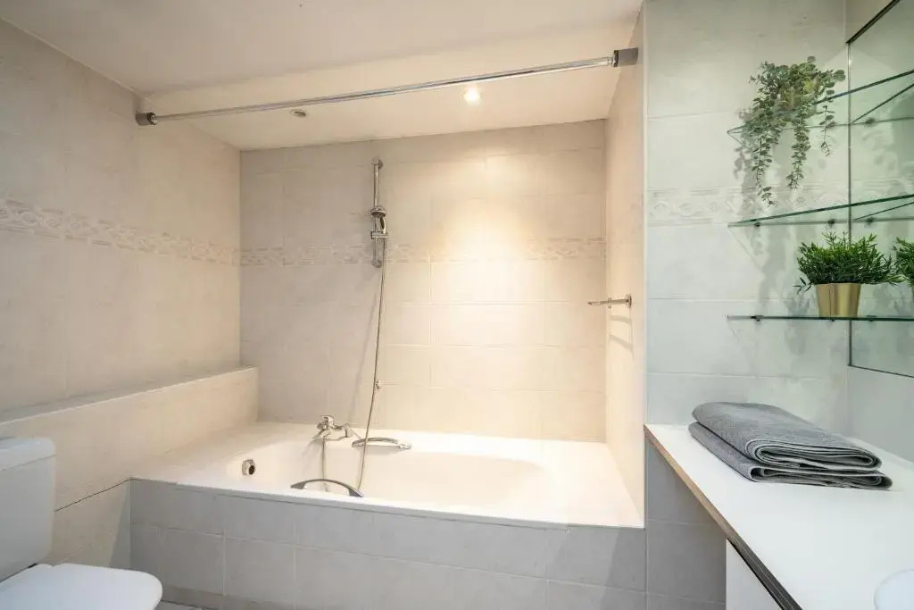 Deluxe Capital Street Stay for 12