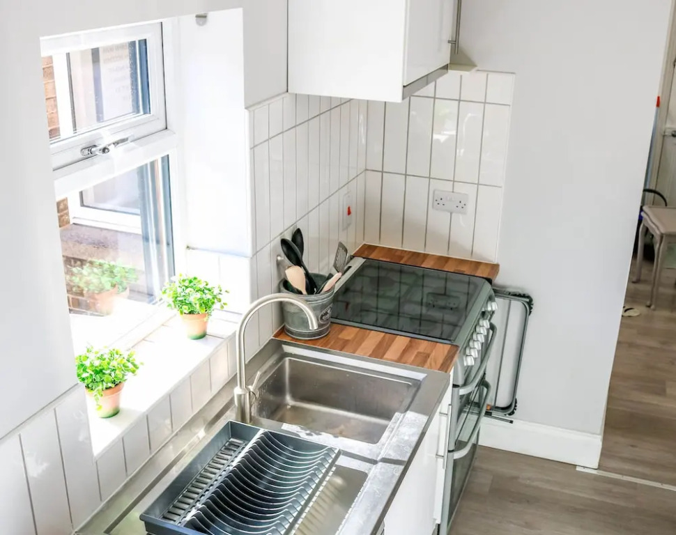 Central Stamford Townhouse With Parking