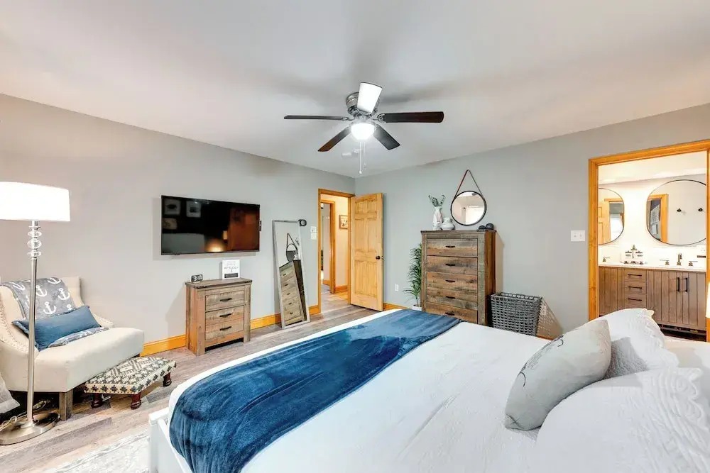 Pocono Lake House Hideaway: Hot Tub & Theater Room