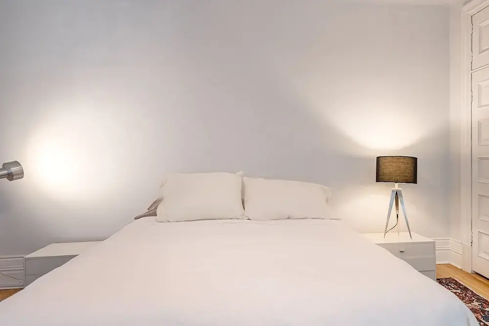 Beautiful Vintage 2BR- Heart Of Downtown