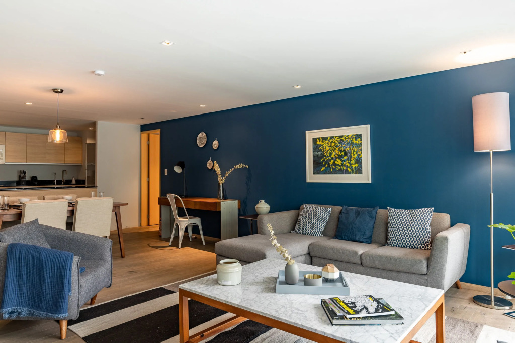 Executive 1BR Oasis With Kitchen & Private Balcony