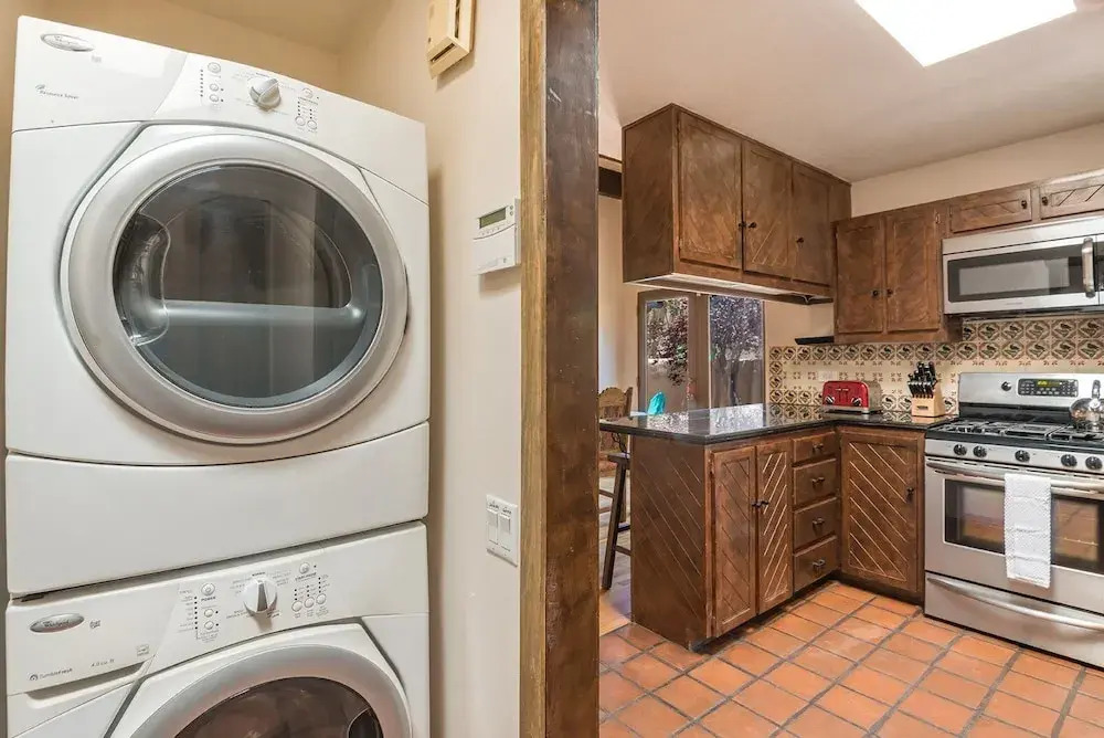 Alegre - Darling Vacation Home, Kiva Fireplace, Walk to the Plaza