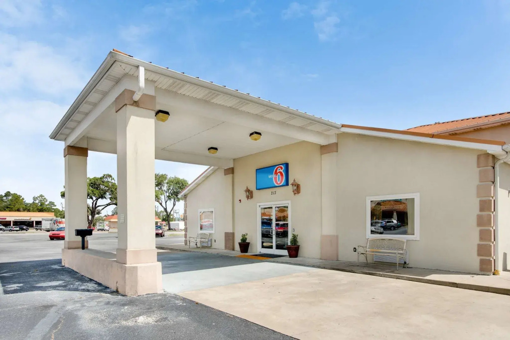 Motel 6-Hinesville, GA