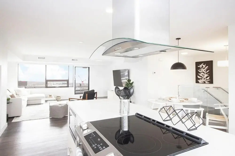 Luxurious 2 bed 2 Bath Penthouse on 23rd Floor PH1 Downtown