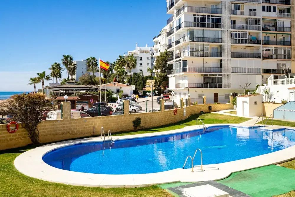 Beachside Apartment with Garden Ref 89