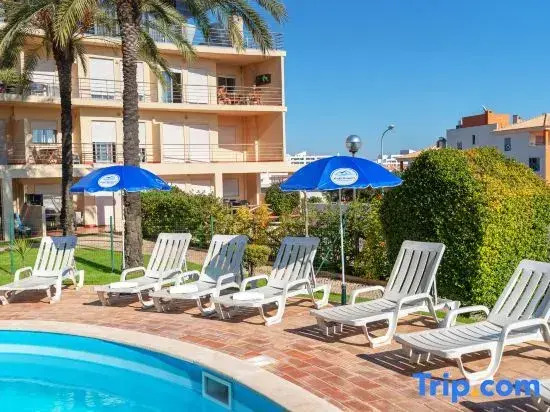 BnB Homes Apartment with cozy Terrace & Swimming pool near the heart city