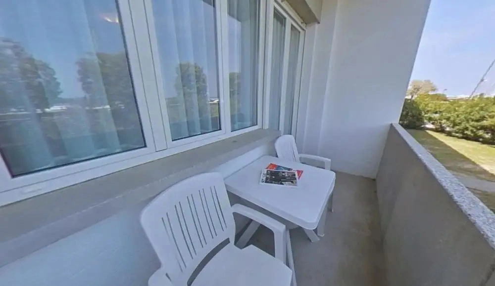 Fantastic Beachfront Apartment Steps From the Sand