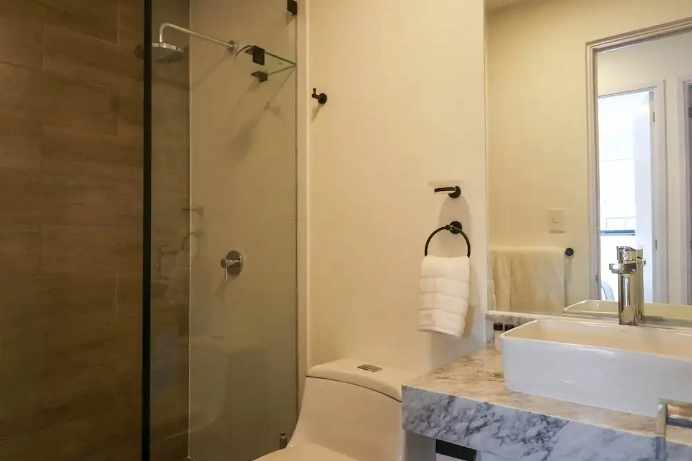 w Stunning 3BR w Balcony in Upscale Miraflores
