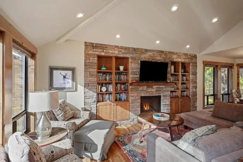3 Tumalo-AC-Hot Tub-4BR/3BA