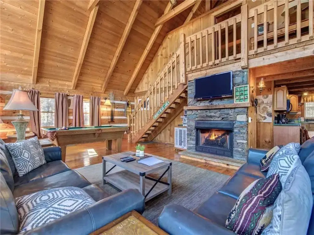 Bear Cave Haus  2 Bedroom Home with Hot Tub