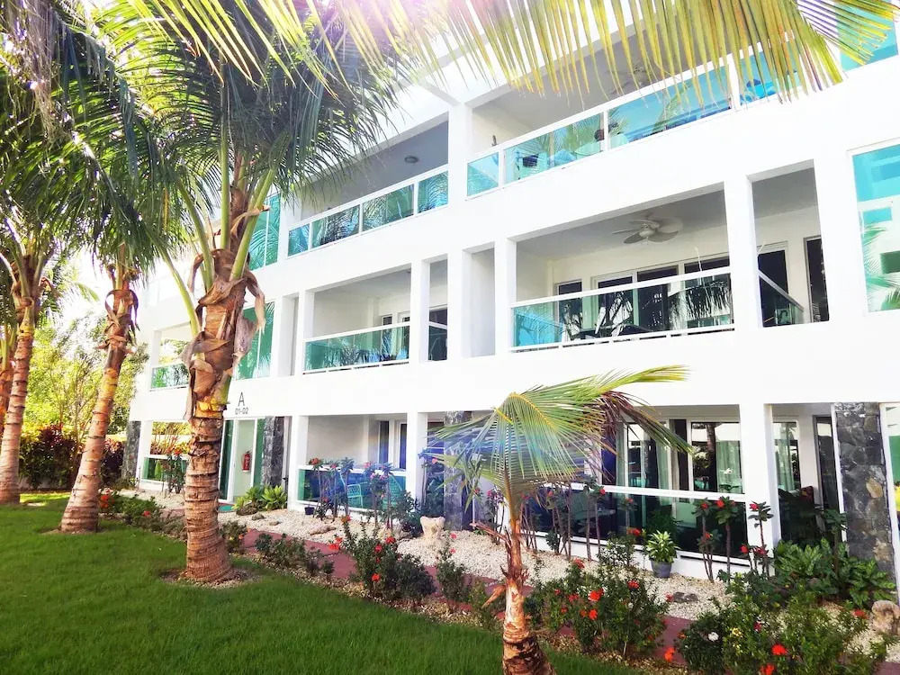 Sunny apartment at the beach with pool