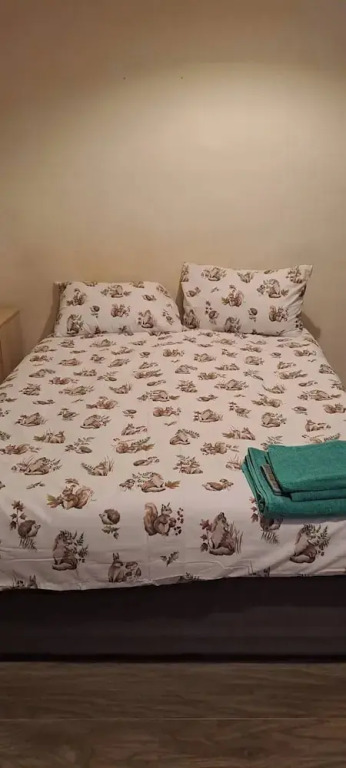 Room-charming Leicester Guest Room With
