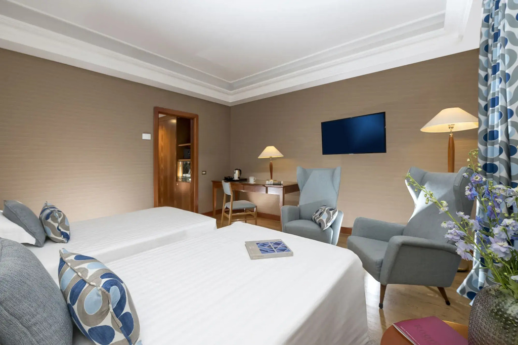 Отель Royal Continental Hotel Naples