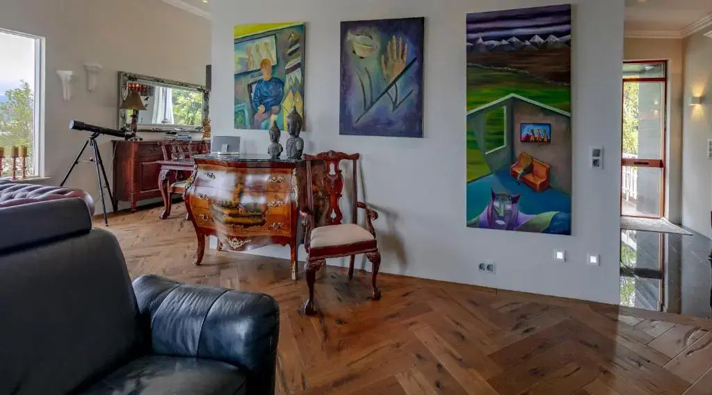 ICELAND SJF Villa, Hot tub & Outdoor Sauna Amazing Mountains and City View Over Reykjavík