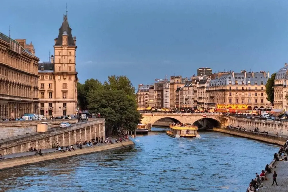 Renovated Apt close to Bastille. Sleeps 4