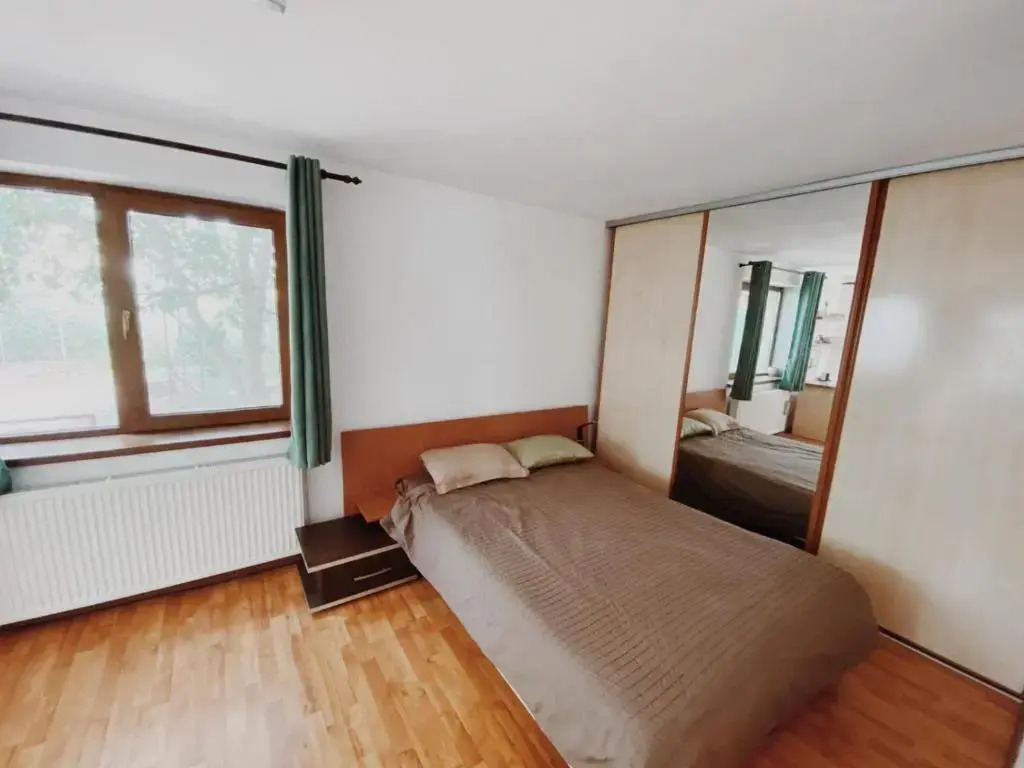 A cheerful 3bedroom villa, with free parking.
