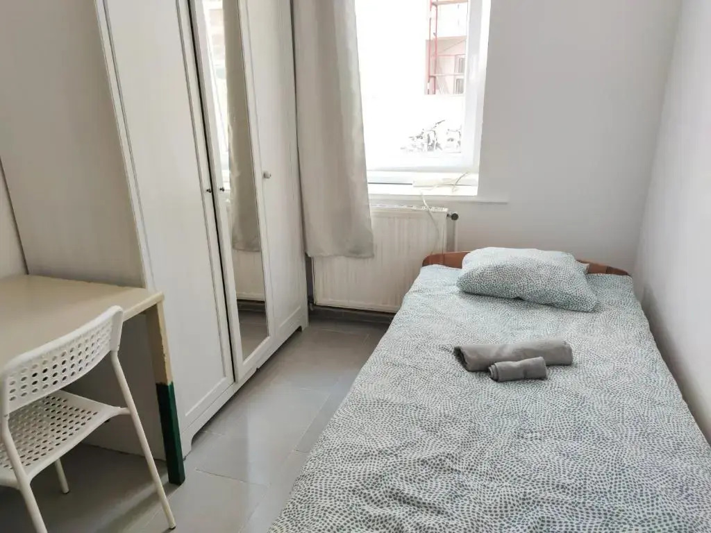 Room with privat shower in 3 rooms apartment