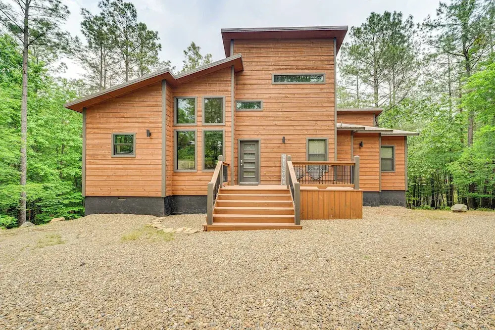 Modern, Luxe Cabin in Broken Bow w/ Hot Tub!