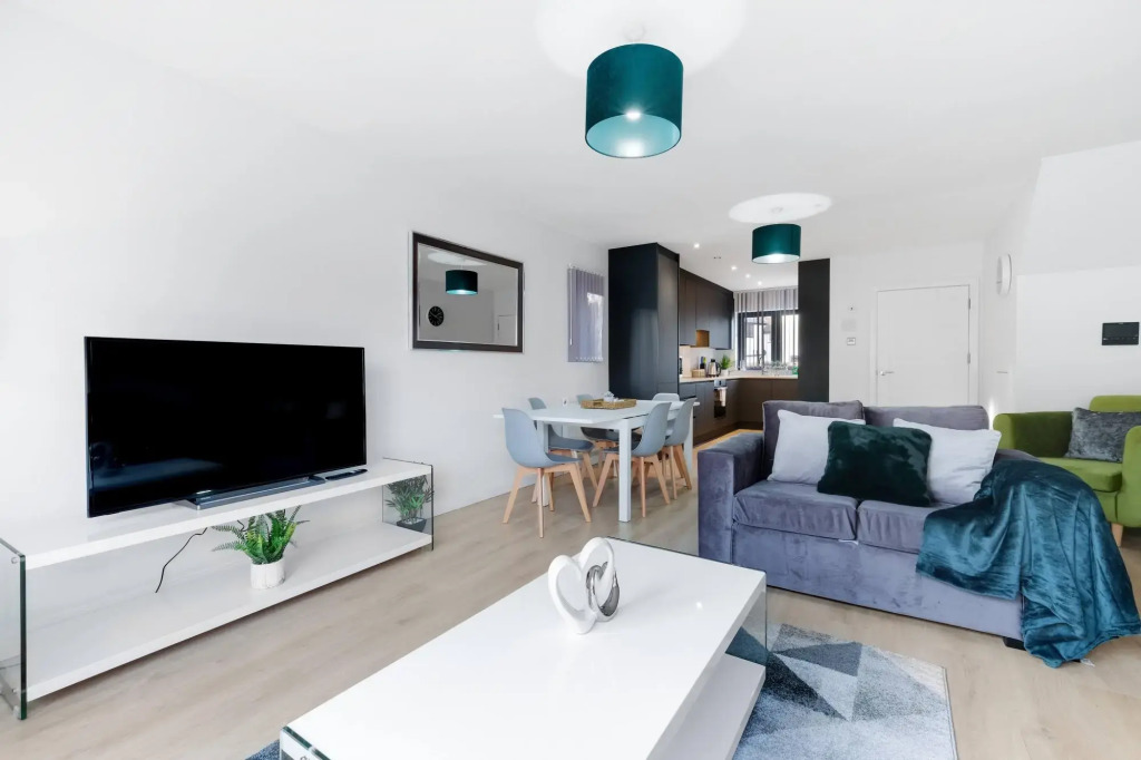 Modern 4 Bedroom House 01 With Parking in Farnham