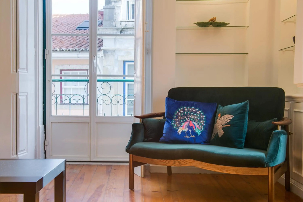 Spacious, Bright and Newly Renovated 2 Bedroom Apartment, Lisbon Historical Center, Madragoa