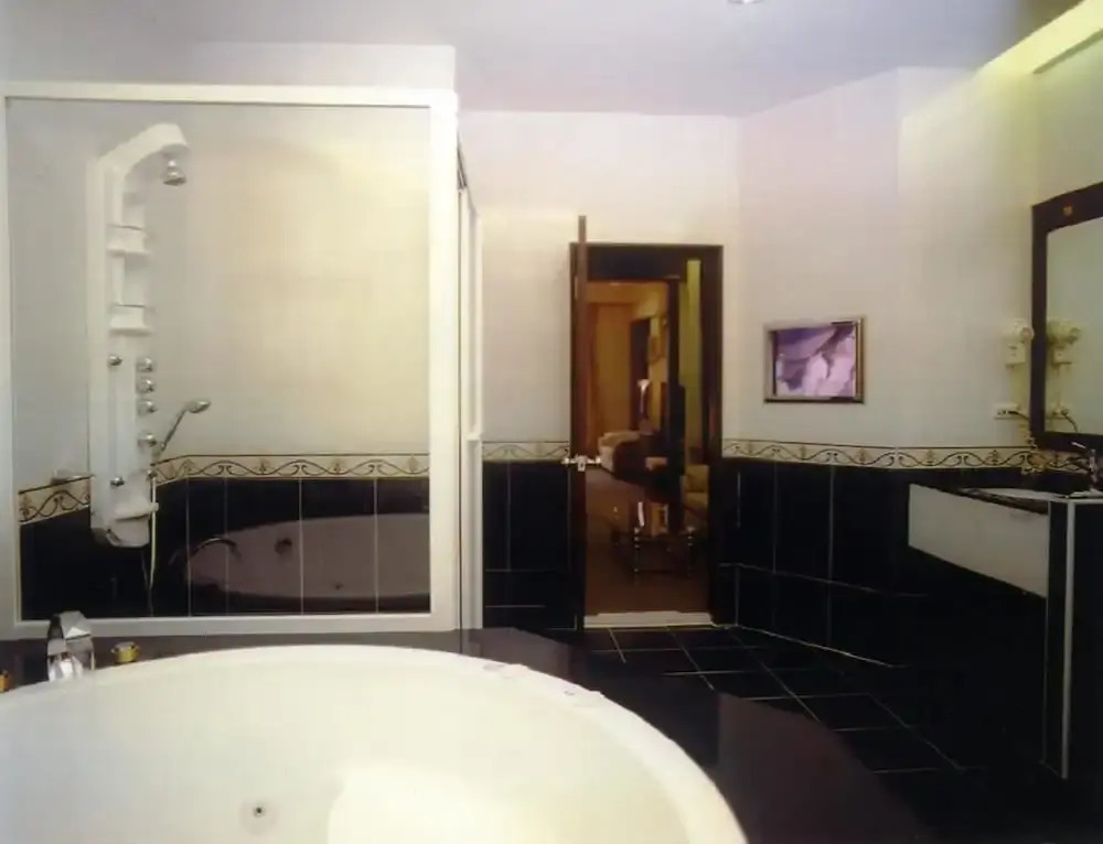 Love Boat SPA Motel