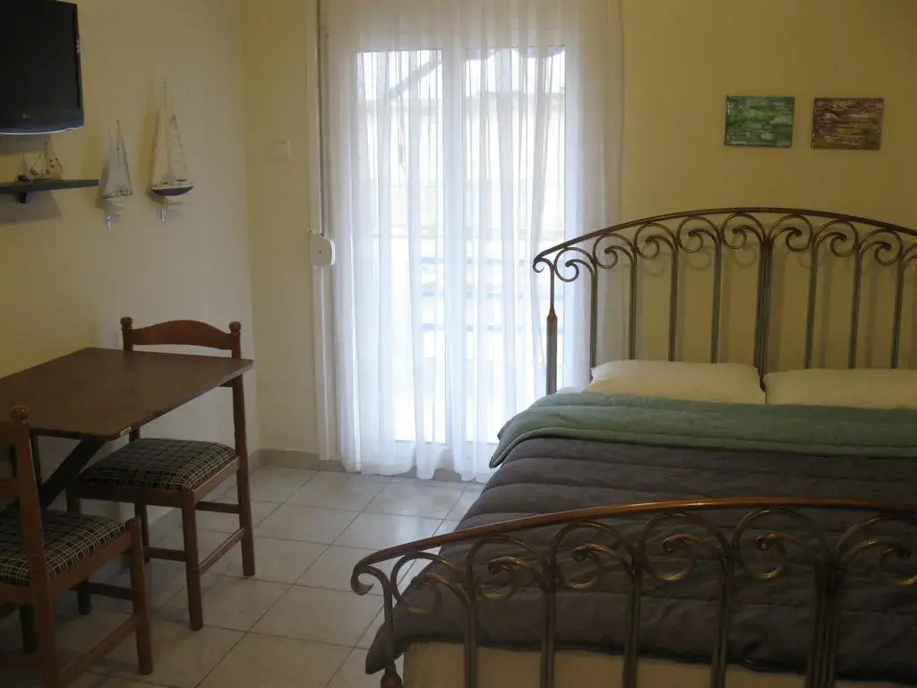 Theo Apartments