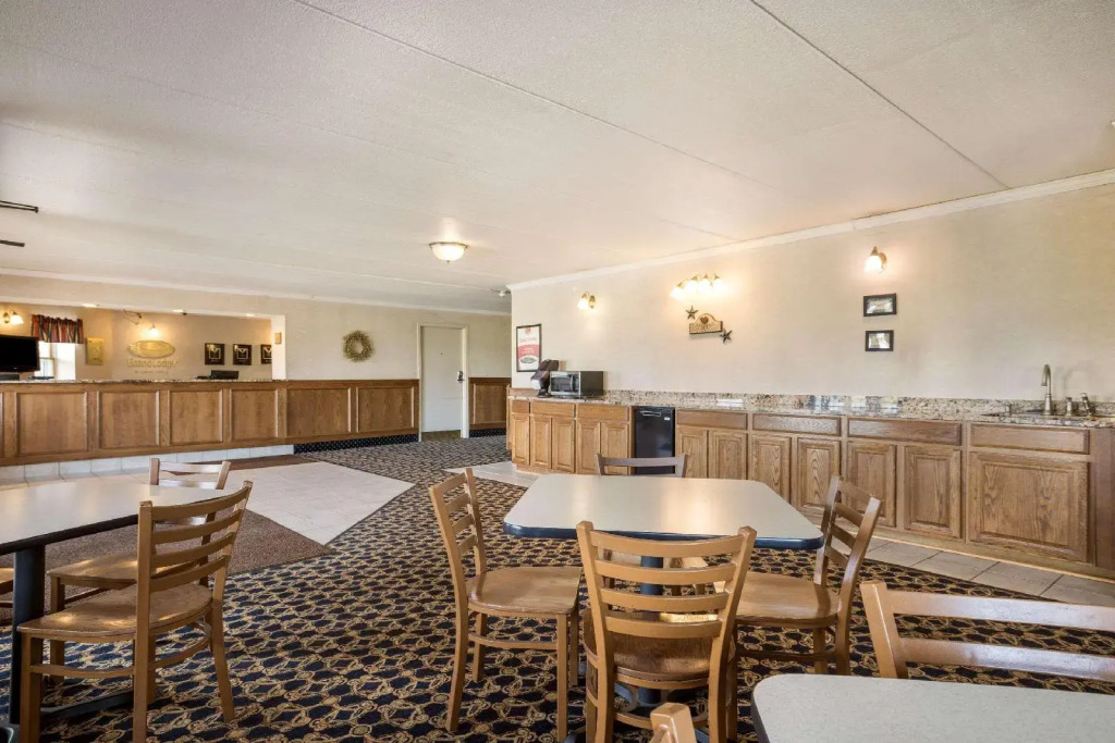 Econo Lodge Darien Lakes