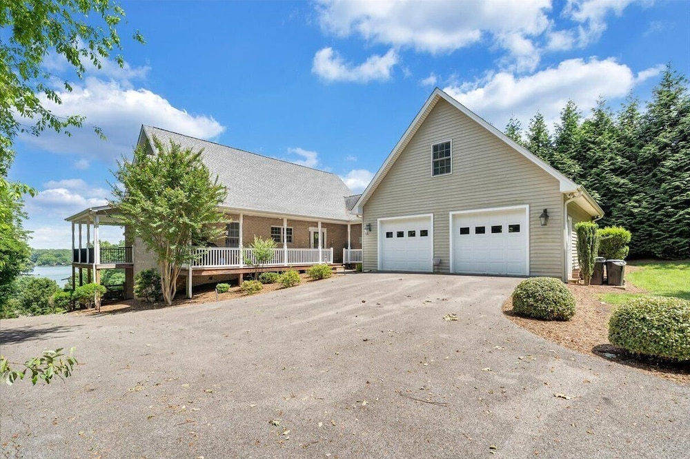 Lake Lookout - Private Home With Lake Views & Game Room