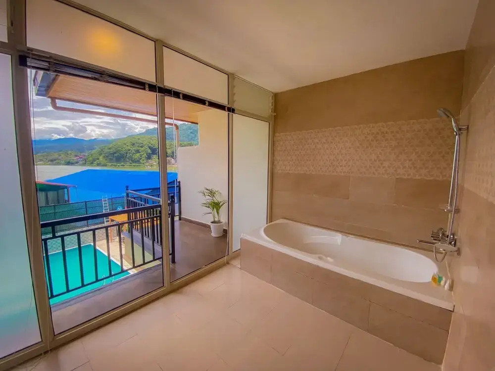 Majestic Lake Front Hotel & Suites