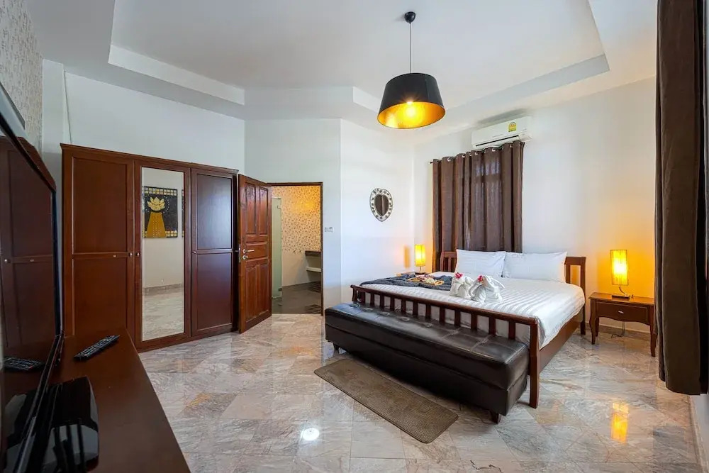Luxurious 5-Bedroom Private Pool Villa! PV6