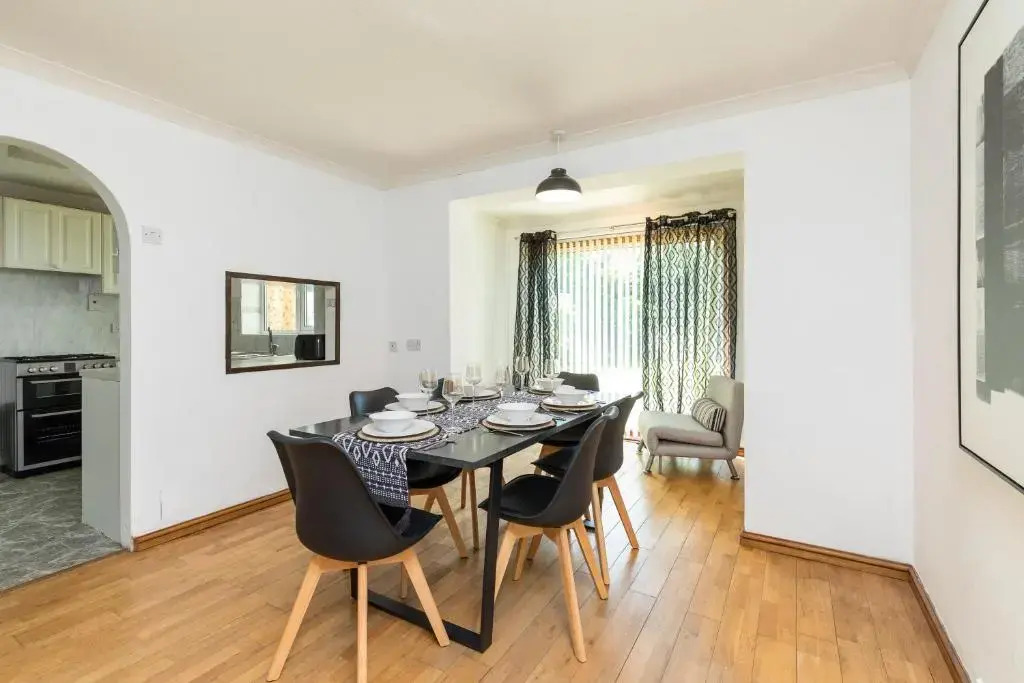 Findon House Spacious 3 bedroom, contractor, relocations friendly,10mins from GATWICK Airport, free parking, WIFI, garden, CRAWLEY