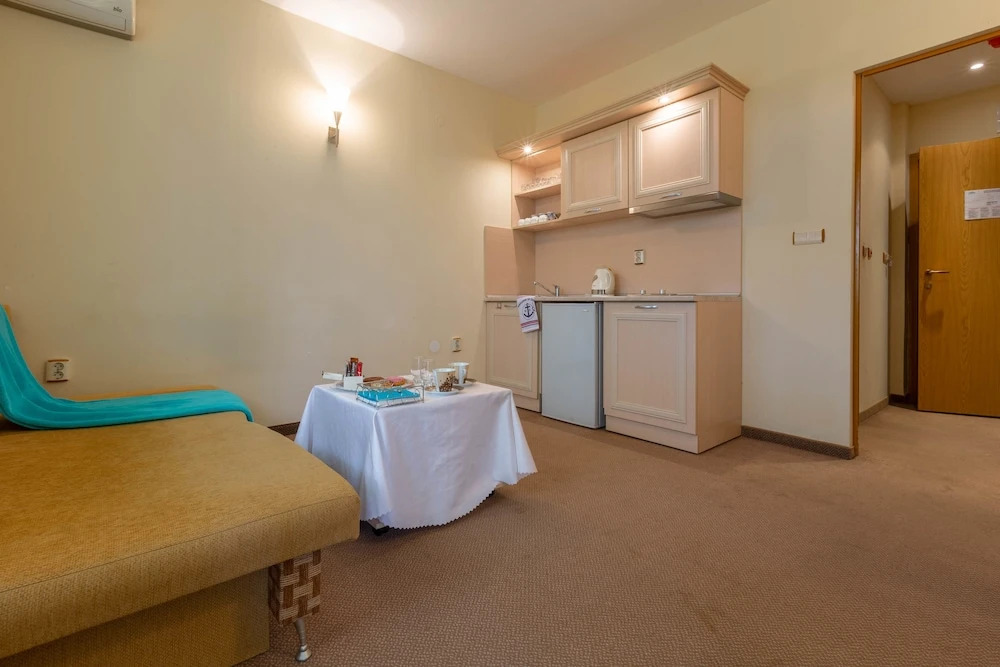 Quiet One Bedroom Apartment with Kitchenette in Avalon Complex
