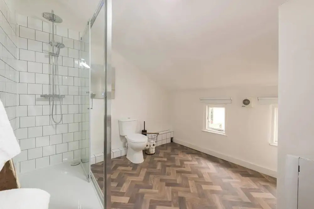 3 Bed Apartment Sleeps 7 - Pets Ok - Tv & Wifi