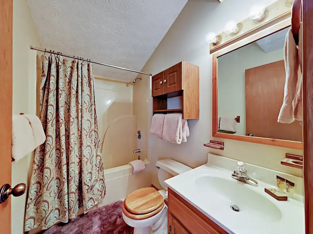 1065 E Foothills Dr Cabin 3 Bedrooms 3 Bathrooms Cabin