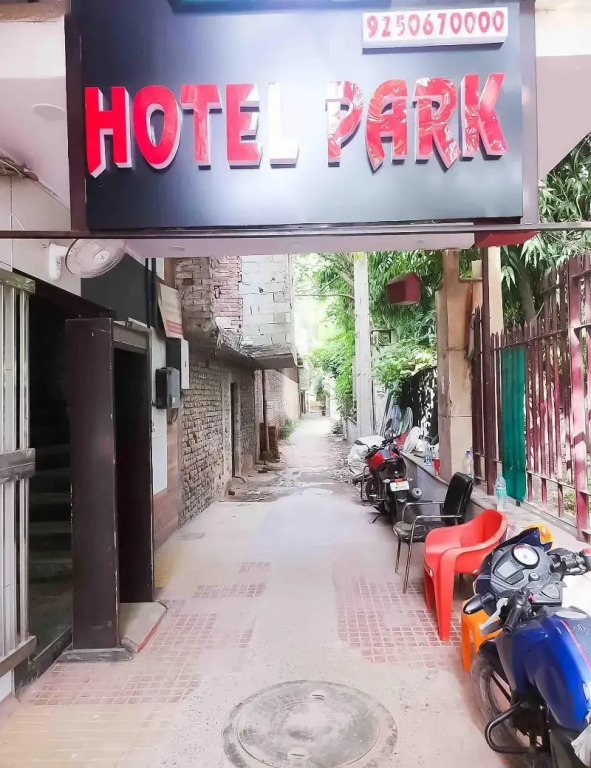 Roomshala 122 Hotel park view