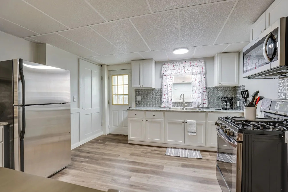 Central Auburn Apartment w/ Porch: Pets Welcome!